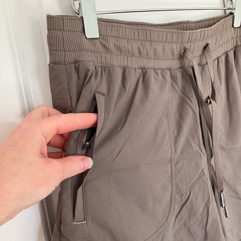 L.L. Bean Women's Vista Camp Shorts Taupe S - Picture 5 of 15